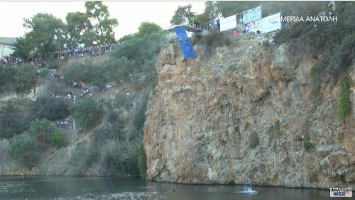 Εντυπωσιακές καταδύσεις από το 1o Cliff Diving