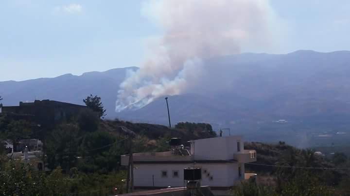 Φωτιά πάνω απο το χωριό Χάρακα στα Αστερούσια