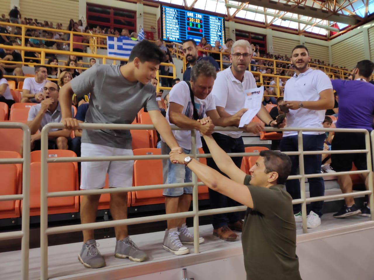 Με χαμόγελα και καλωσορίσματα υποδέχτηκαν τον Υφυπουργό Αθλητισμού στις περιγραφές των αγώνων του ΟΦΗ