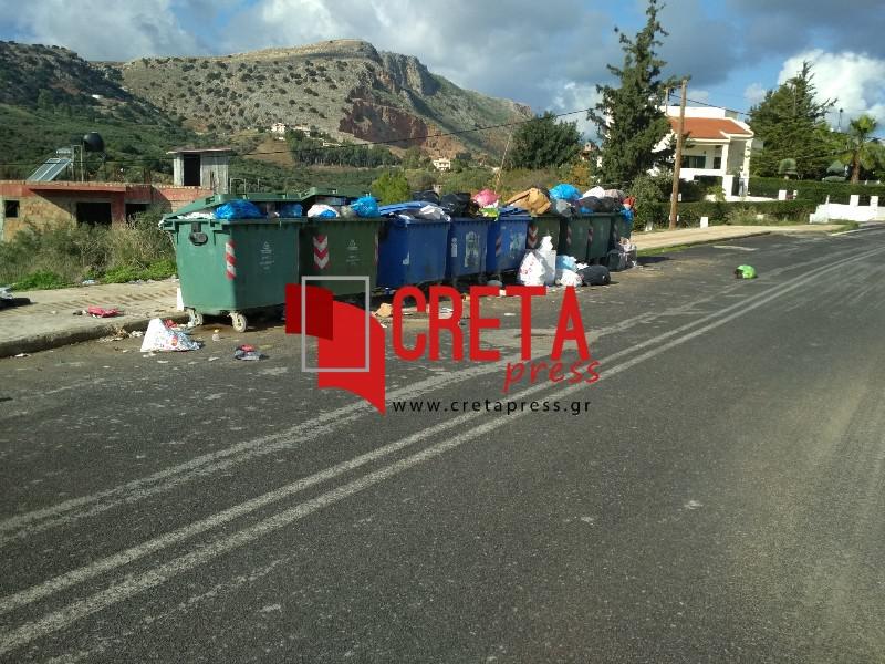 Καβροχώρι: Τα σκουπίδια σκόρπισαν γύρω από τους Κάδους…