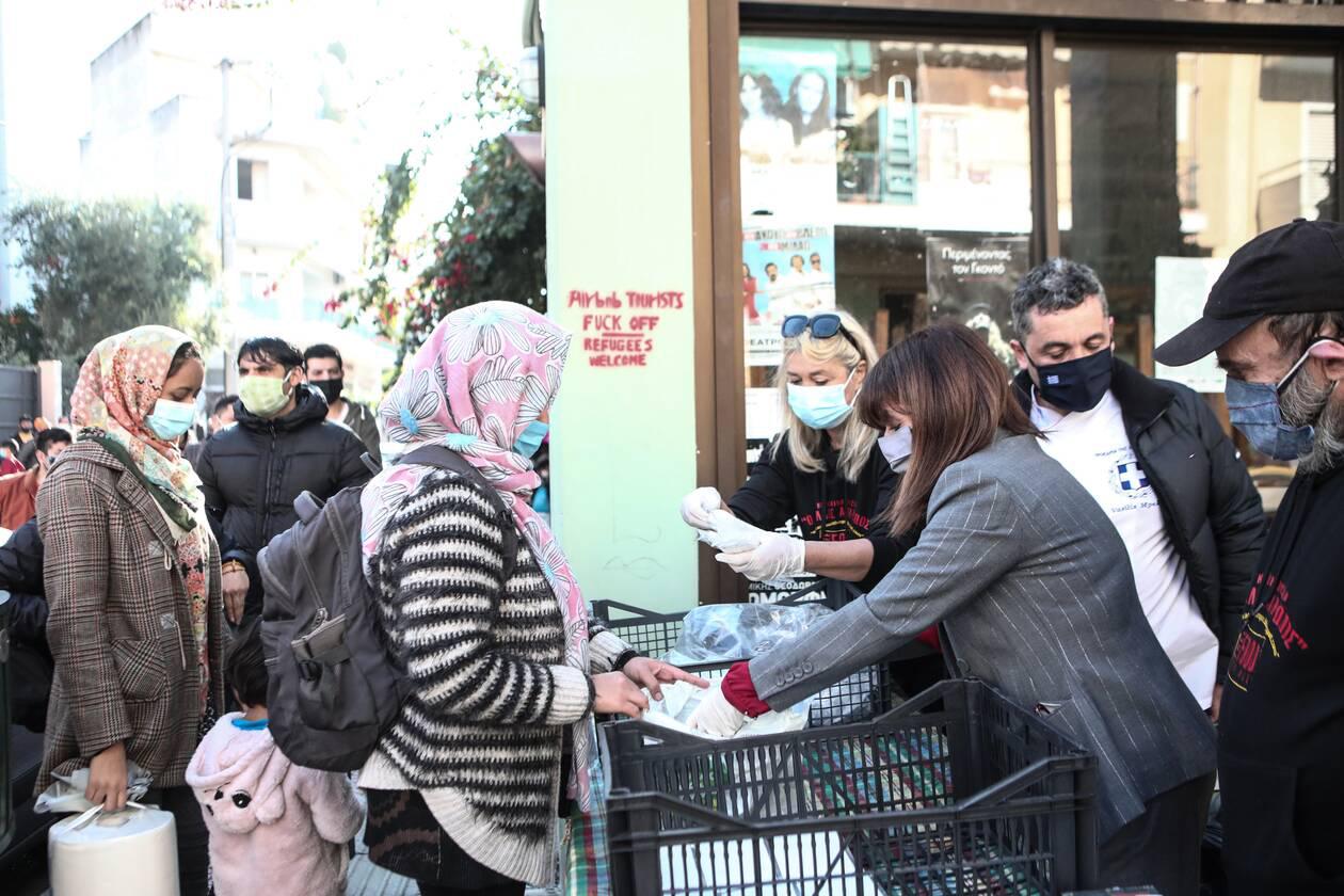 Η Κατερίνα Σακελλαροπούλου συμμετείχε σε διανομή συσσιτίου