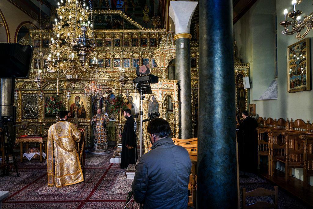 Θεοφάνια : Λίγοι πιστοί στις εκκλησίες και αγιασμός σε μπουκαλάκια – Διακριτική παρουσία της ΕΛ.ΑΣ