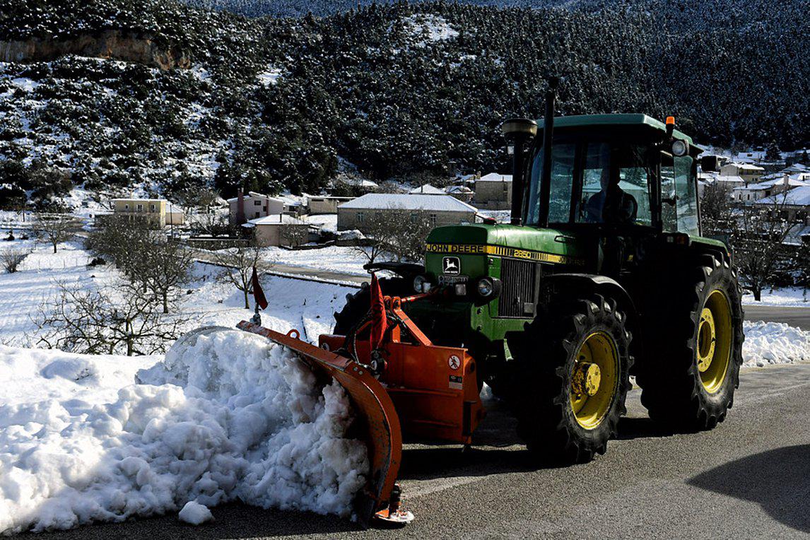 Προβλήματα στο οδικό δίκτυο της Πελοποννήσου έχουν προκαλέσει οι χιονοπτώσεις