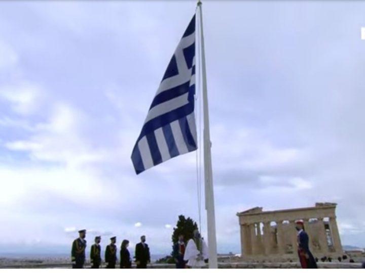 Τελετή έπαρσης σημαίας στον ιερό βράχο της ακρόπολης