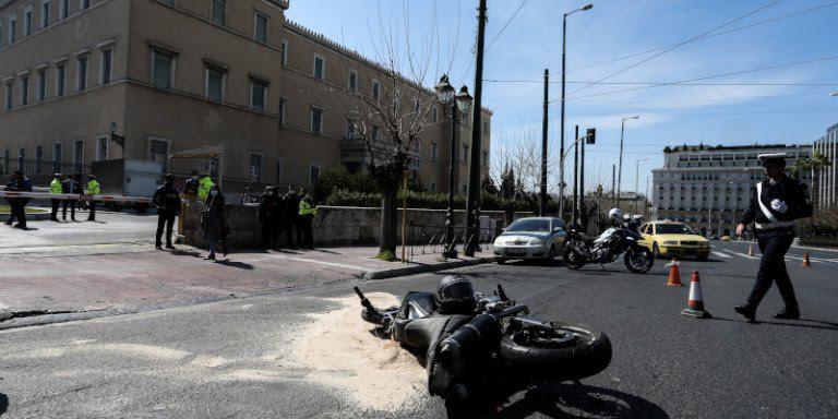 Τροχαίο έξω από τη Βουλή: Εγκεφαλικά νεκρός ο μοτοσικλετιστής -«Θα δωρίσει τα όργανά του», λέει η μητέρα του