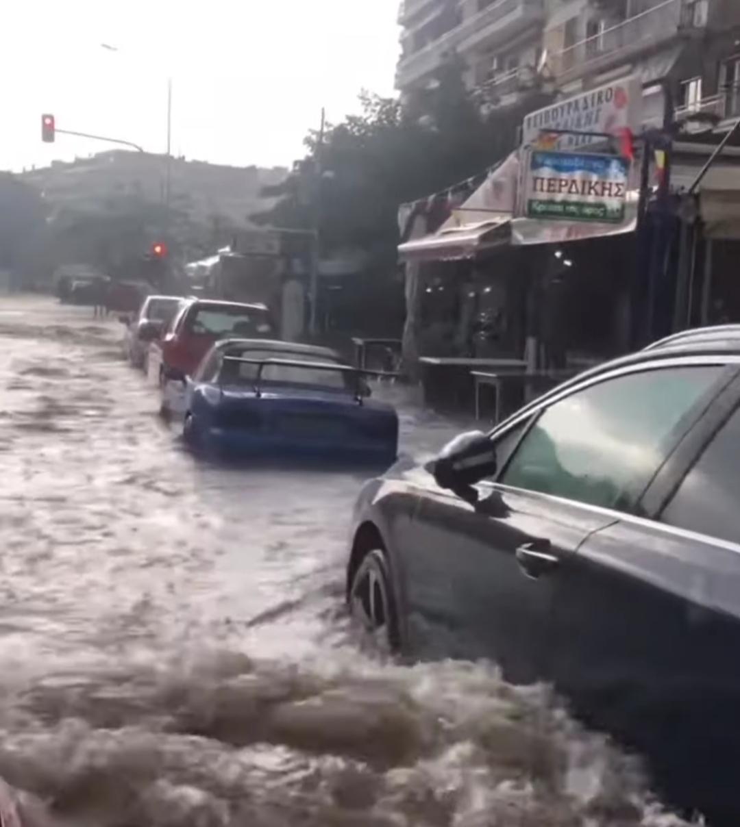 Πλημμύρισε η Καβάλα στο κέντρο της πόλης από τις βροχές