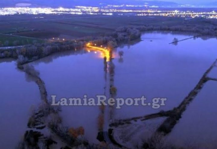 Λαμία: Πλημμύρισε ο Σπερχειός -Εκκενώνεται το χωριό Κόμμα (βίντεο)