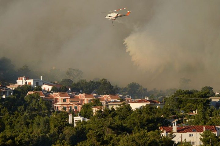 Φωτιά στην Πεντέλη: Πού υπάρχουν μέτωπα – Ζημιές σε σπίτια, πέντε μηνύματα από το 112 τη νύχτα