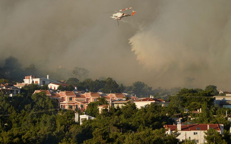 Φωτιά στην Πεντέλη: Πού υπάρχουν μέτωπα – Ζημιές σε σπίτια, πέντε μηνύματα από το 112 τη νύχτα