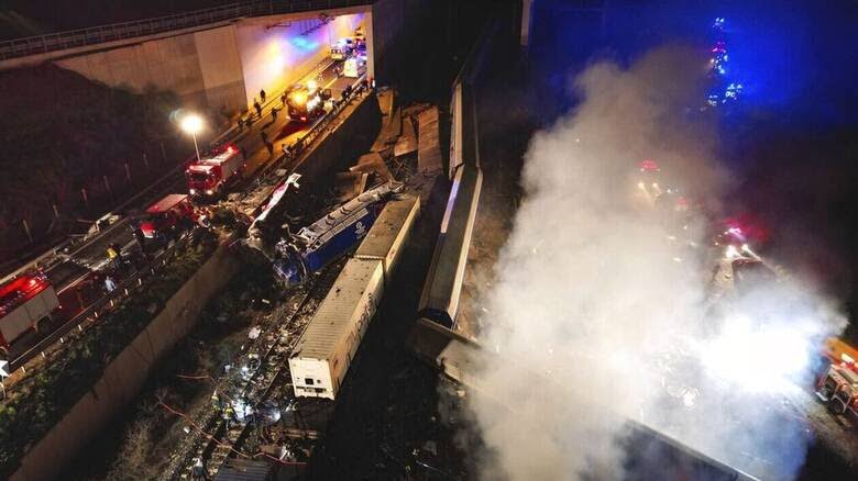 Σύγκρουση τρένων στα Τέμπη: Μακελειό με τουλάχιστον 29 νεκρούς και 85 τραυματίες – Ψάχνουν εγκλωβισμένους
