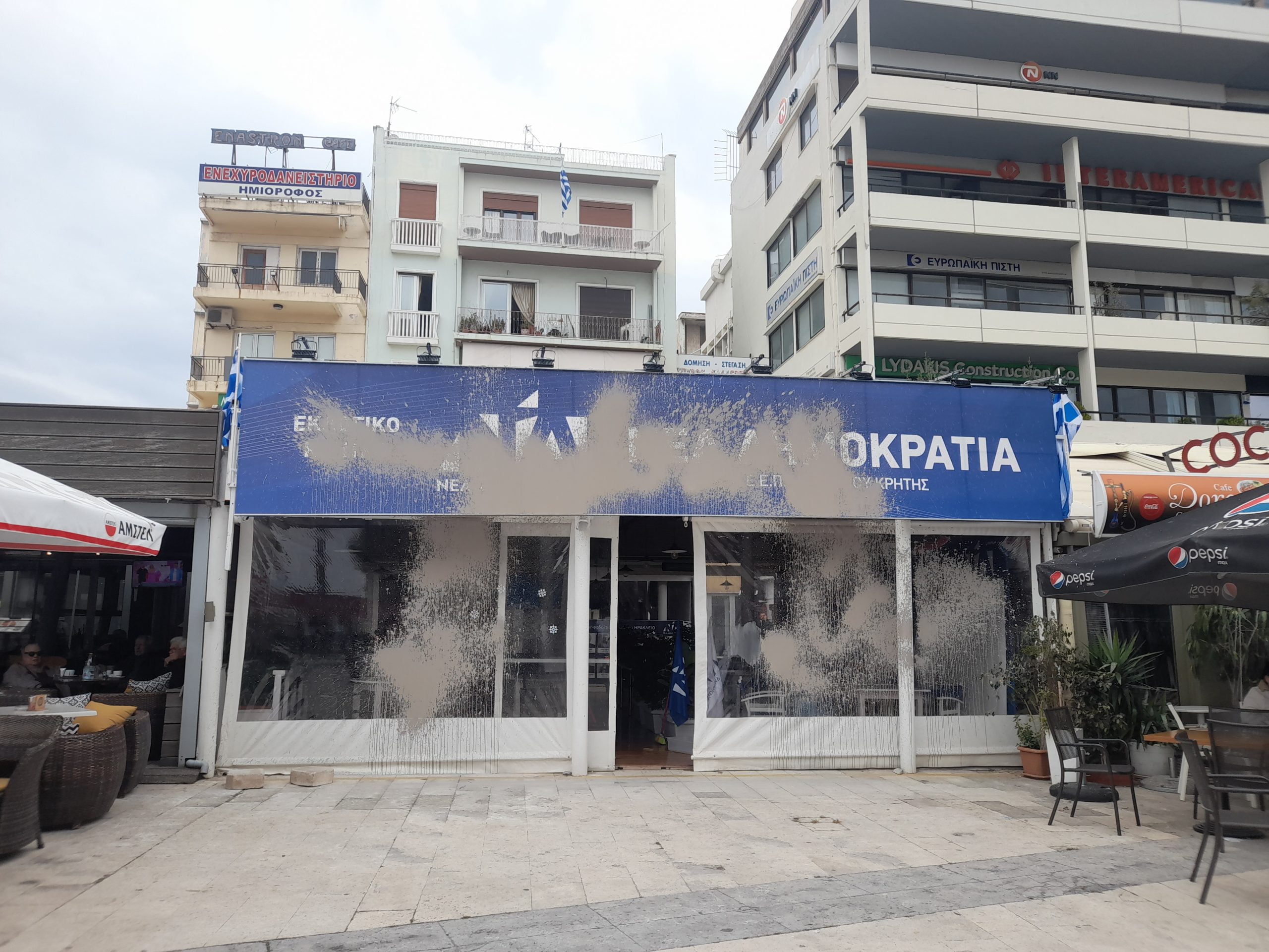 Βανδάλισαν το εκλογικό κέντρο της ΝΔ στην πλ.Ελευθερίας στο Ηράκλειο