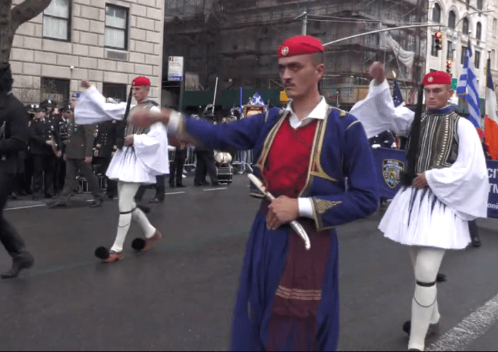 Νέα Υόρκη: Εύζωνας από τη Μεσαρά στο Μανχάταν για την παρέλαση των τσολιάδων (βίντεο)