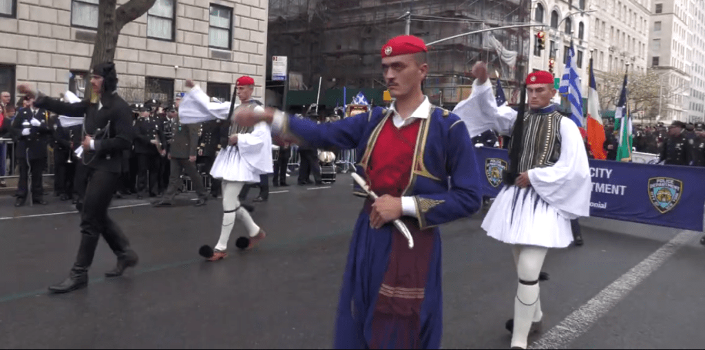 Νέα Υόρκη: Εύζωνας από τη Μεσαρά στο Μανχάταν για την παρέλαση των τσολιάδων (βίντεο)