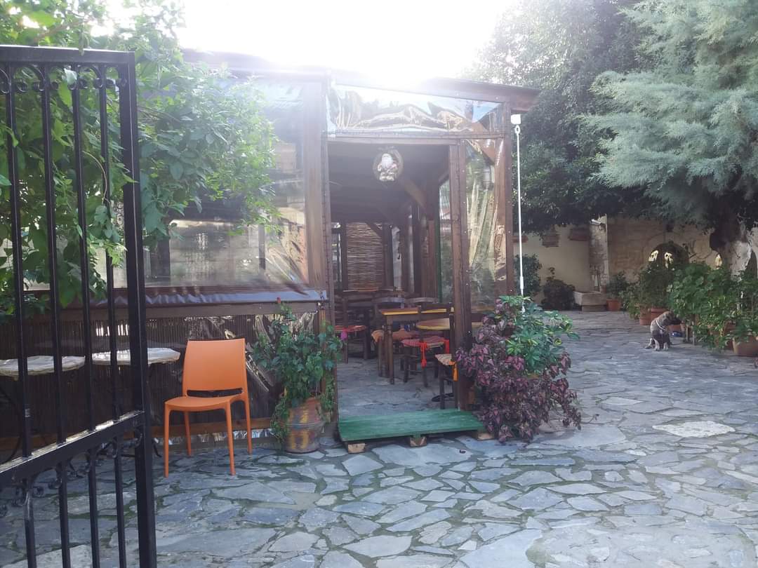 Καφενείο – Μεζεδοπωλείο Λυχνοστάτης στο Κεραμούτσι