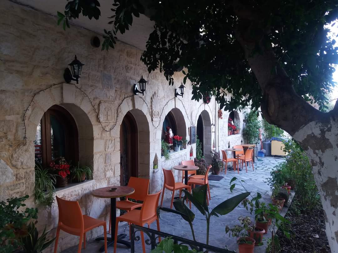 Καφενείο – Μεζεδοπωλείο Λυχνοστάτης στο Κεραμούτσι