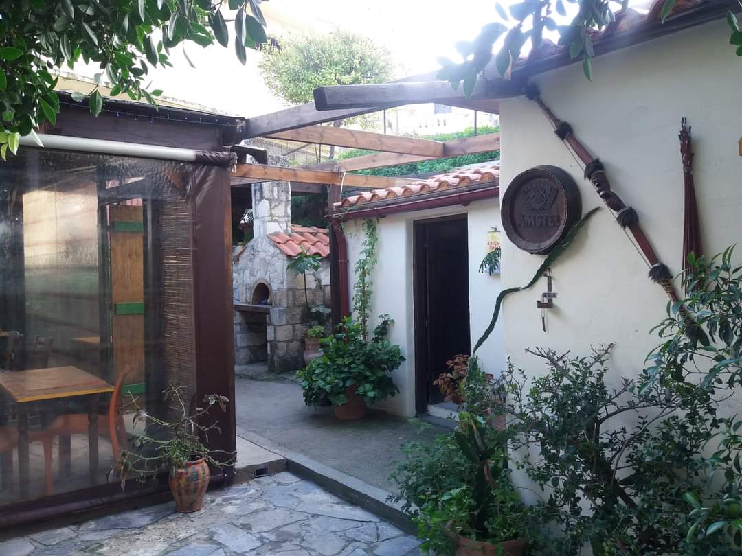 Καφενείο – Μεζεδοπωλείο Λυχνοστάτης στο Κεραμούτσι